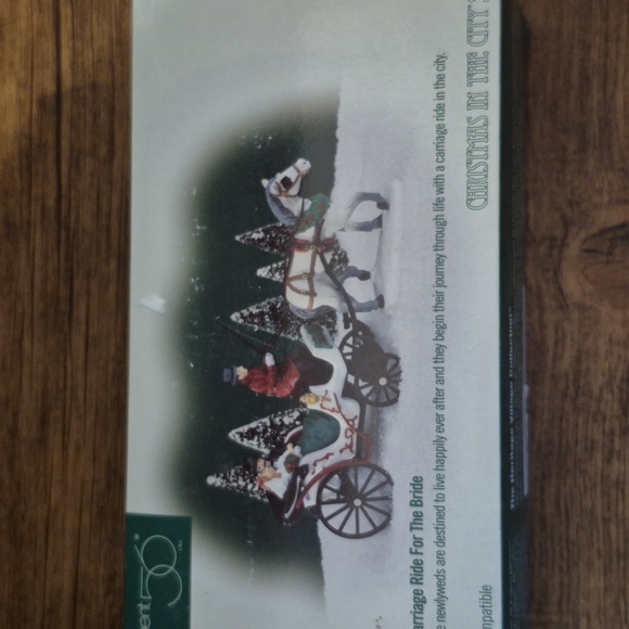 Department 56 A Carriage Rode For The Bride Christmas In The City - Picture 5 of 5